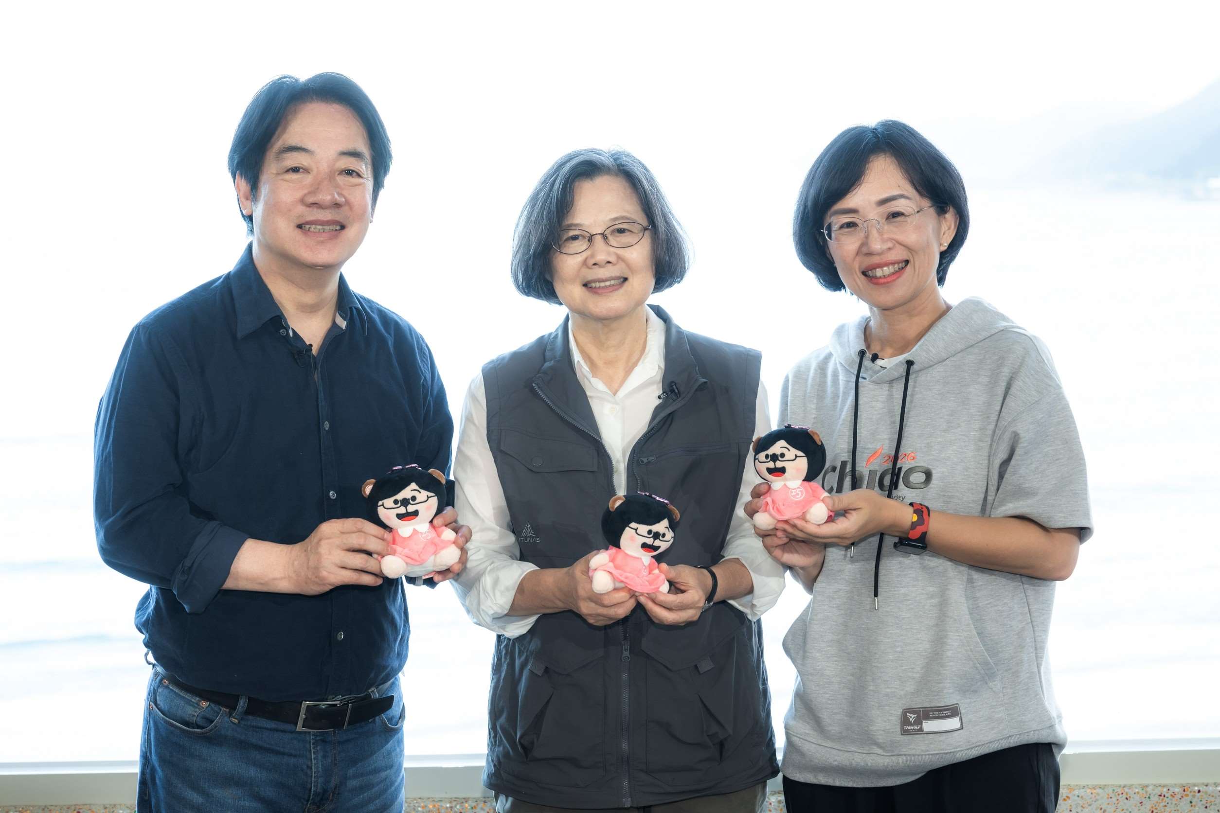 蘇巧慧特別準備她長期經營的podcast頻道「水獺媽媽巧巧話」推出的實體小玩偶「水獺玩偶」送給賴清德總統、前總統蔡英文。(蘇巧慧競辦提供)