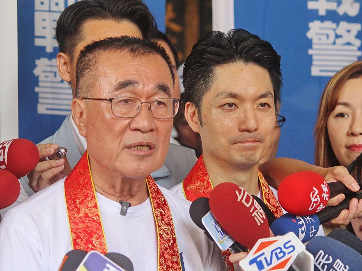 國民黨新北市長參選人李四川(左)5日由台北市長蔣萬安(右)陪同在板橋掃街拜票，李四川表示若當選市長，一定會與蔣萬安一起讓雙北共榮共好 (央廣記者王照坤 攝)