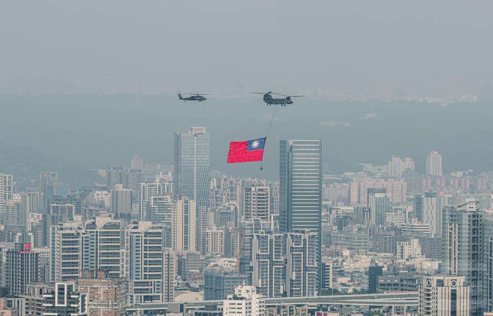 國旗機隊展現訓練成效。（軍聞社）