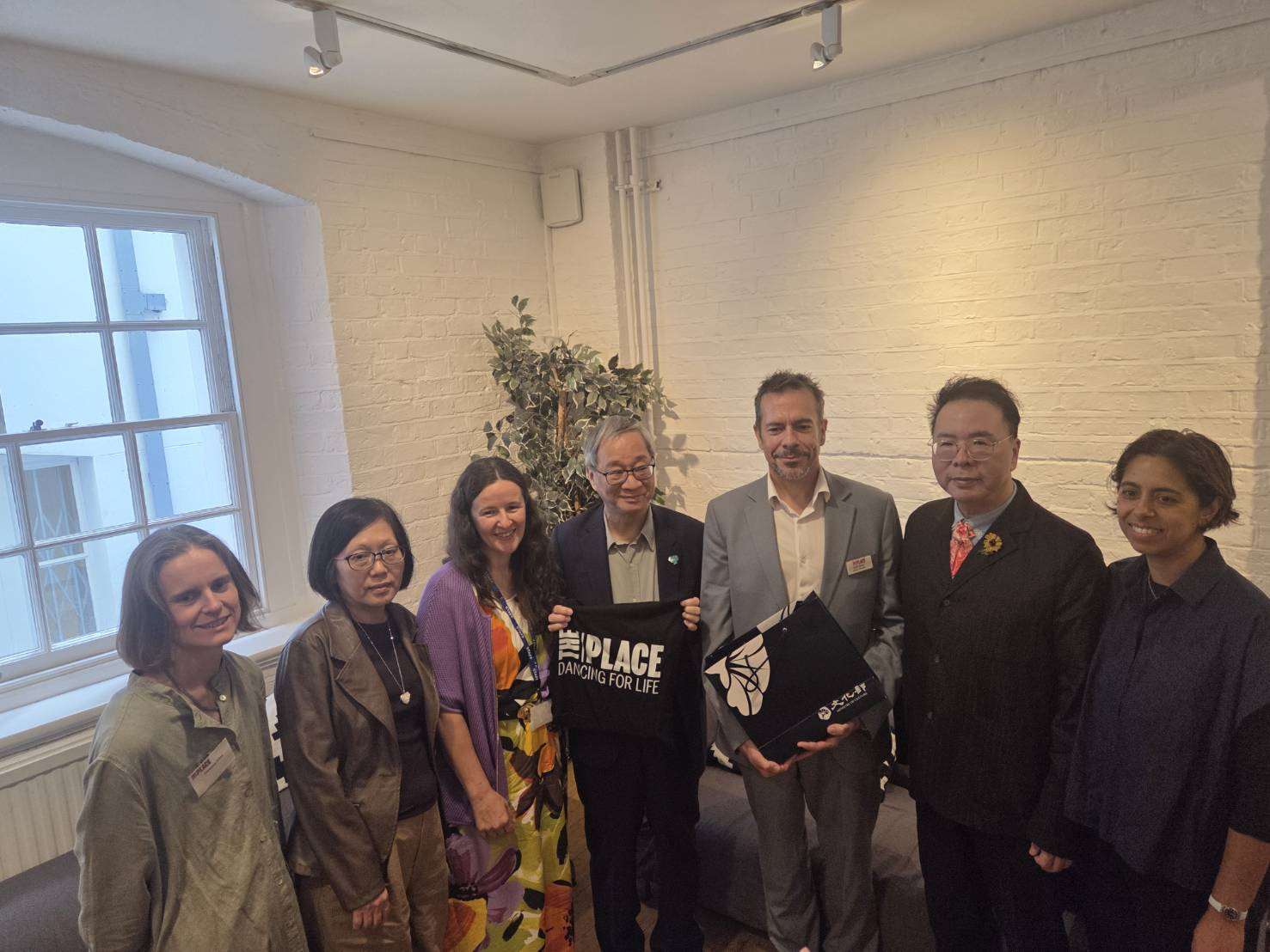 文化部長李遠(左四)拜訪英國當代重要舞蹈機構The Place，與藝術總監艾迪・尼克森（Eddie Nixon）(右三)交流，盼深化台英舞蹈合作。(江昭倫 攝)