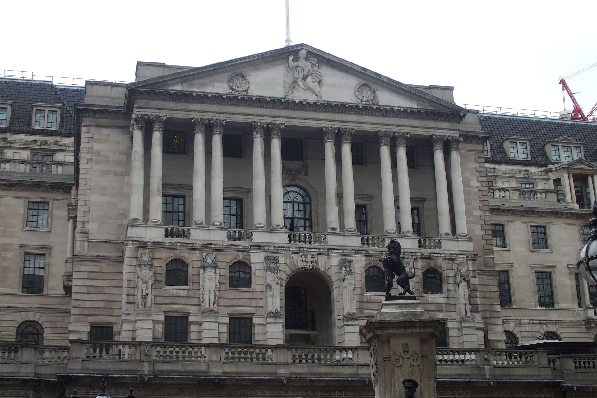 英國央行英格蘭銀行(Bank of England, BOE)決定維持基準利率不變，但示警中東戰事推升油價，未來可能升息。 (pixabay圖庫)