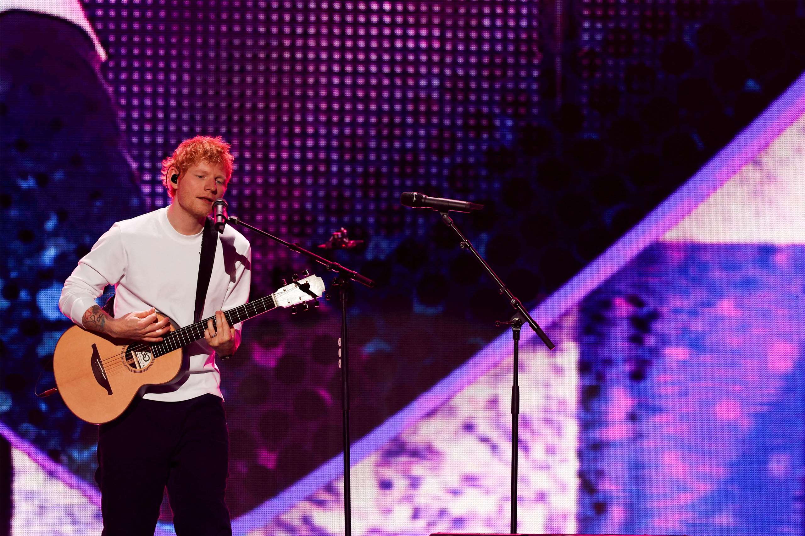 流行巨星「紅髮艾德」(Ed Sheeran)在演唱會上談到了暖場嘉賓為了支持饒舌歌手麥可莫(Macklemore)而退出巡演的爭議。資料照。