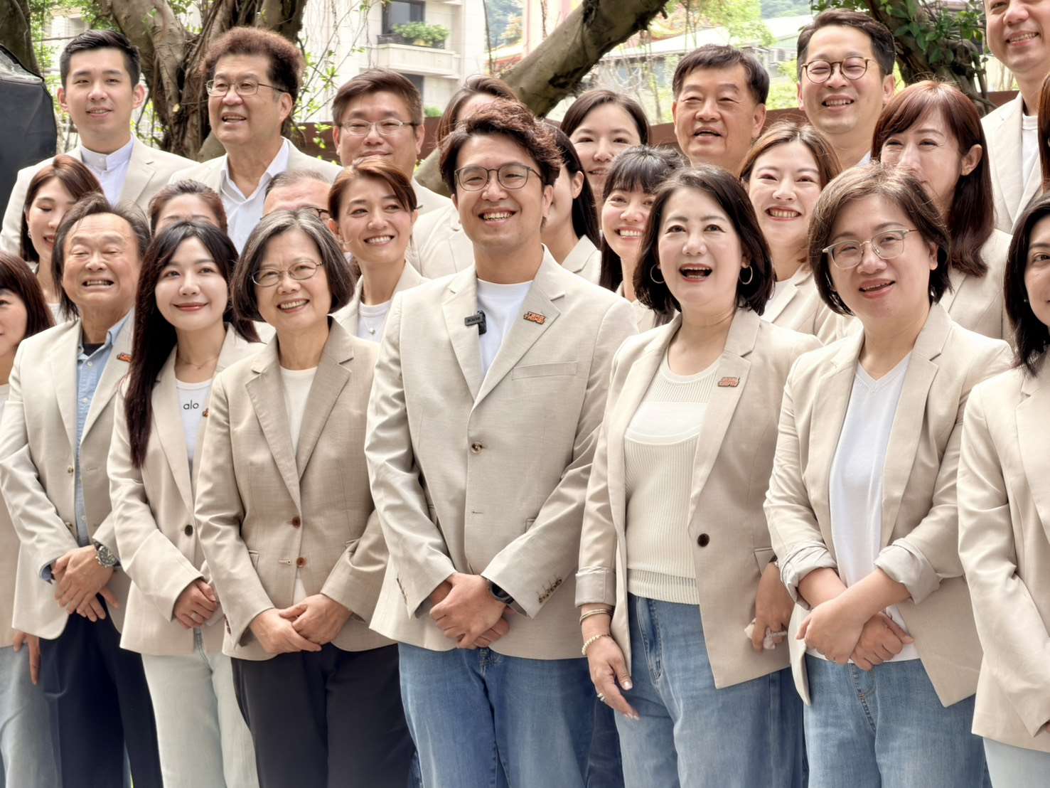 民僅黨台北市長參選人沈伯洋(中)在前總統蔡英文(左3)陪同下登記參選。(鄭佑漢 攝)