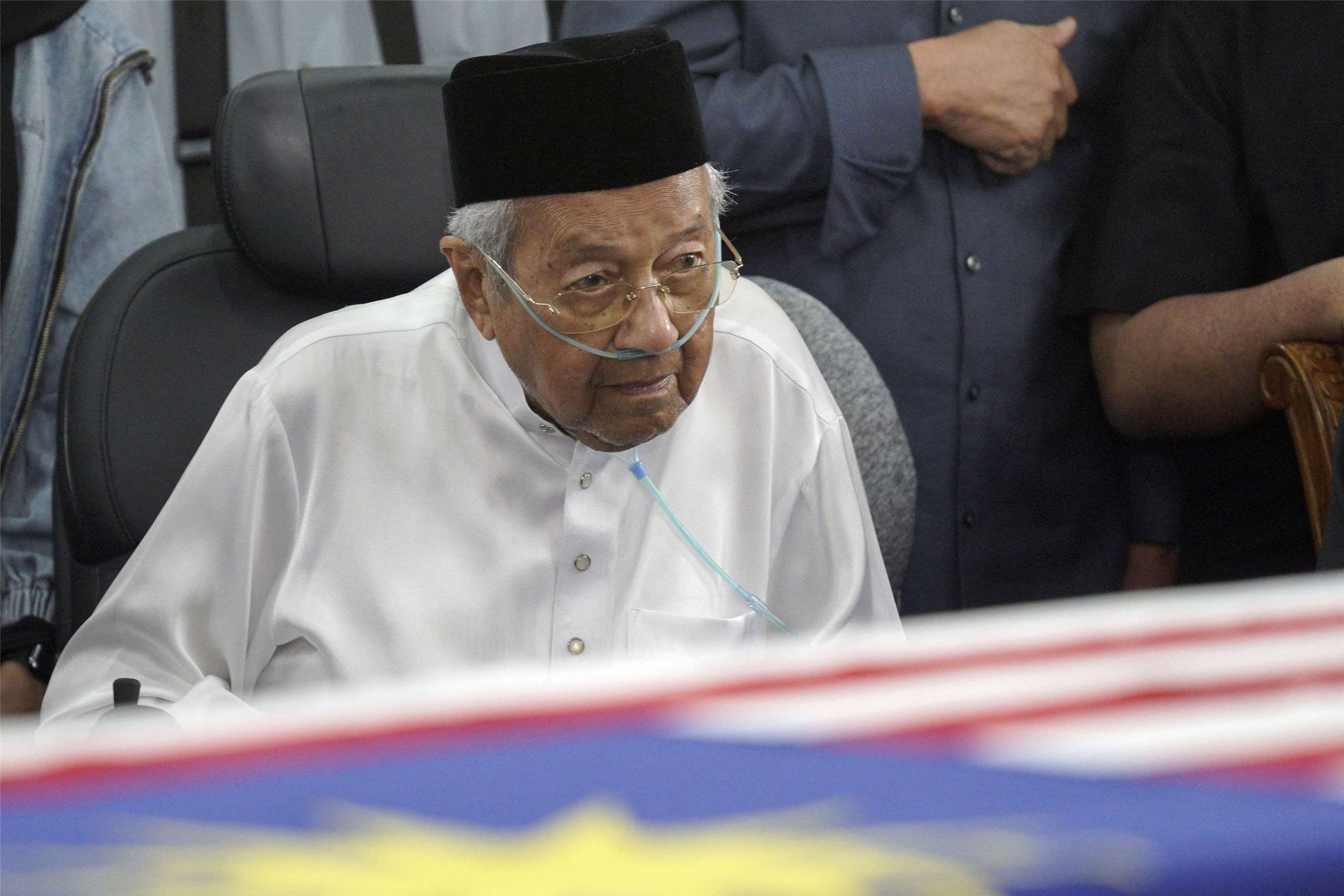 馬來西亞前首相馬哈地（Mahathir Mohamad）28日在妻子的葬禮上，悲傷地凝視靈柩。資料照片。