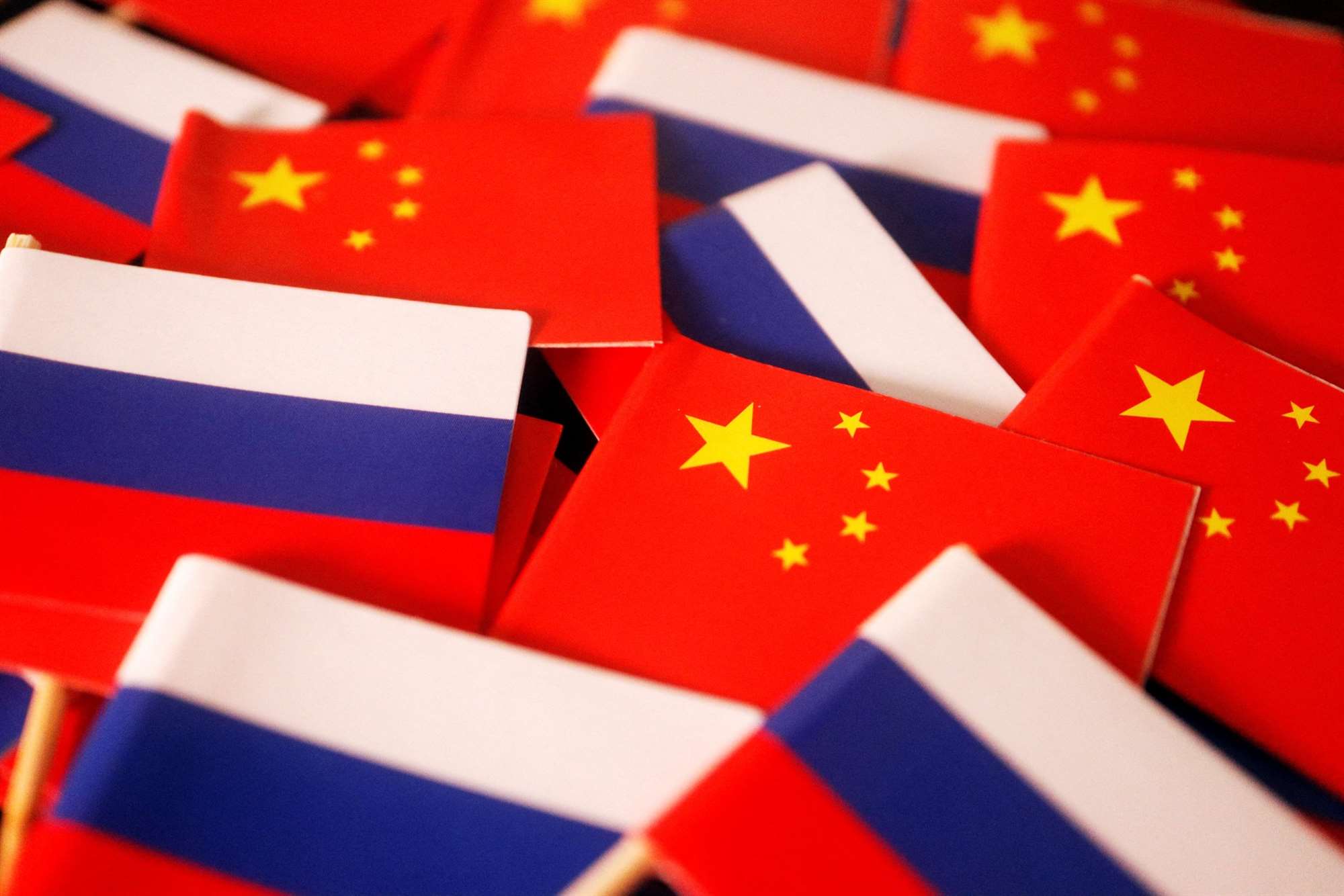 北京與莫斯科在軍事合作外，也運用彼此的訊息通路與在地組織，放大特定議題、傳散政治訊息，並協力影響選舉。