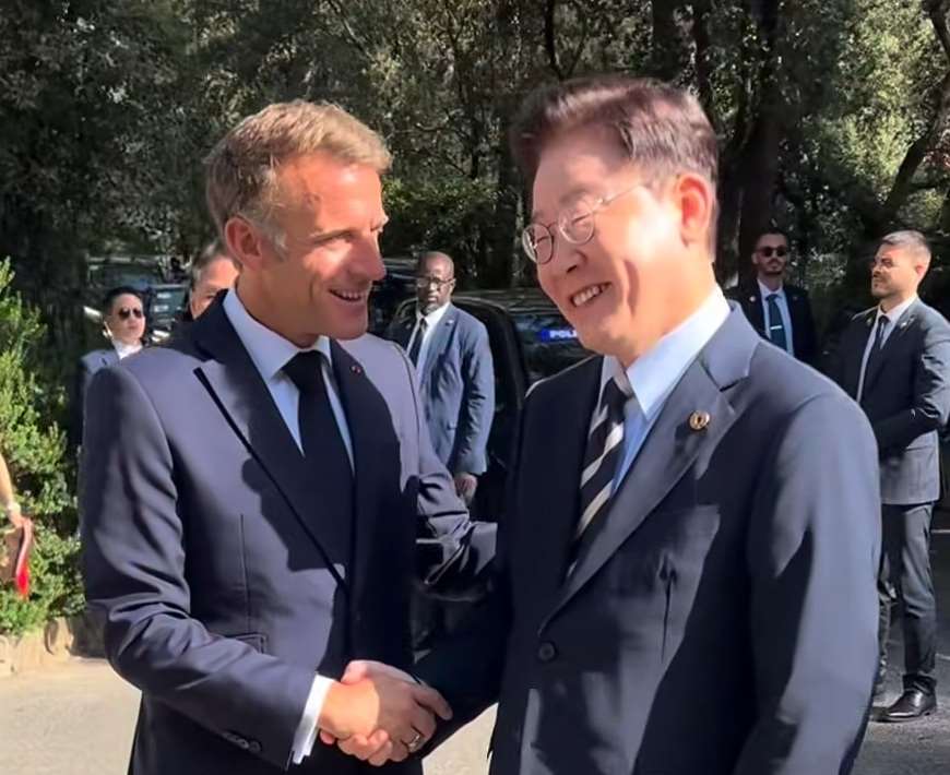 韓國總統李在明(右)7日與法國總統馬克宏(左)共同宣布，將為電影、影像產業各投資5億歐元(約新台幣184億元)。(圖翻攝FB@Emmanuel Macron)