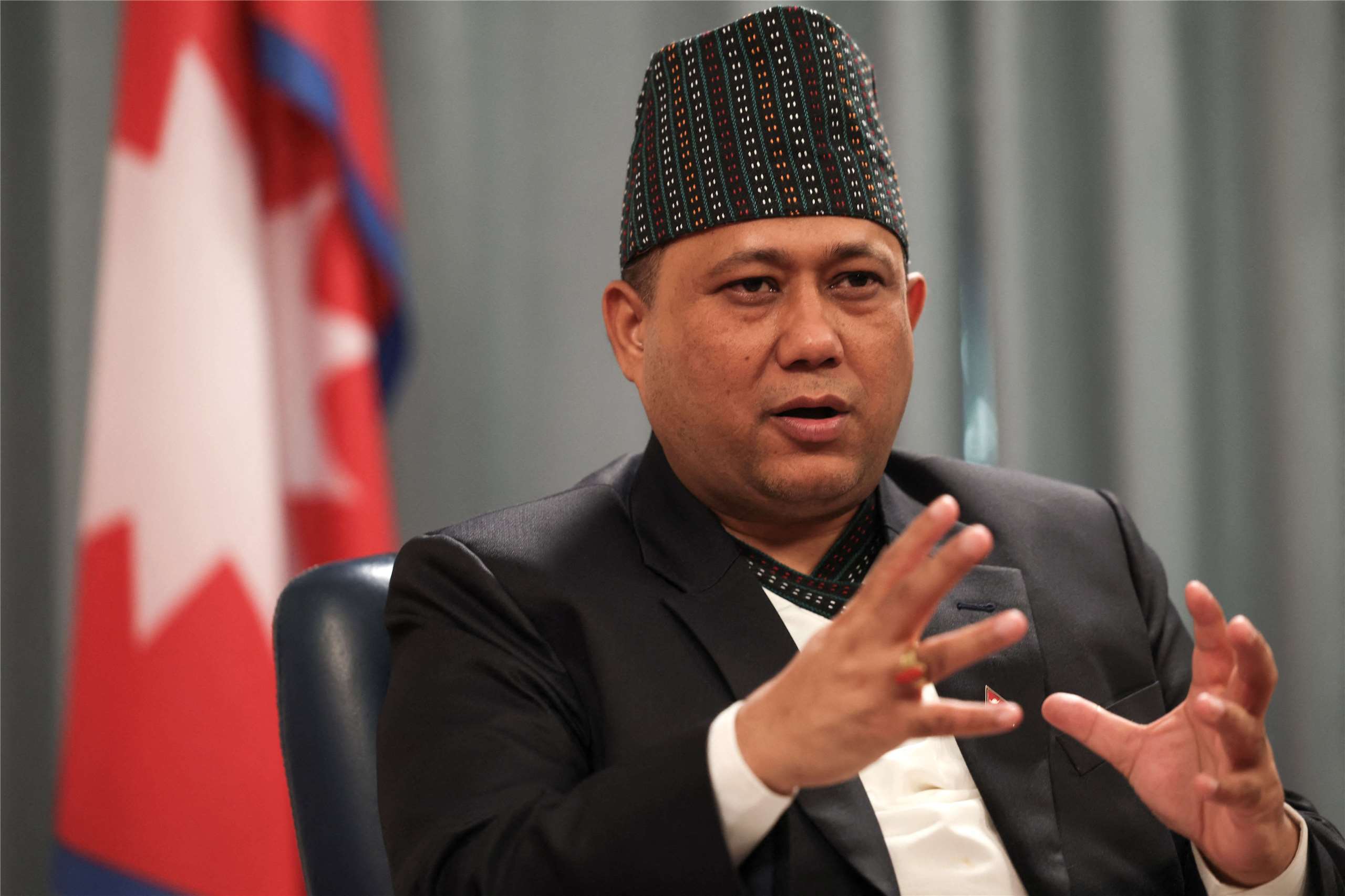 尼泊爾外交部長坎乃爾(Shisir Khanal)(圖)認為，這次尼中邊境地區的土石流災情是暖化與氣候變遷所致，全球三大碳排放國家應該提供補償。資料照片(RT/達志影像)