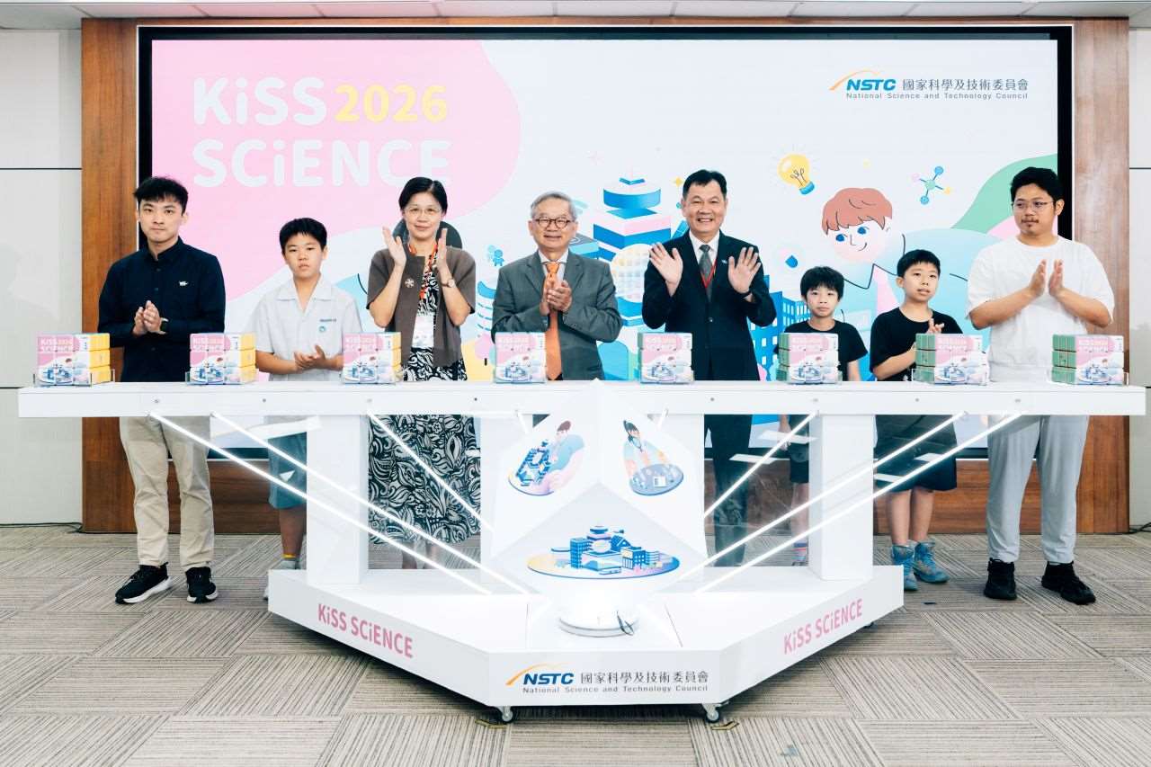 國科會14日舉行「2026 Kiss Science」啟動典禮，匯集產官學研各界能量，解鎖全臺超過百個科研場域，邀請大家一起感受探索科學的樂趣。(左3起)國科會科國處處長楊琇雅、國科會主委吳誠文、中央氣象署署長呂國臣。(圖：國科會)