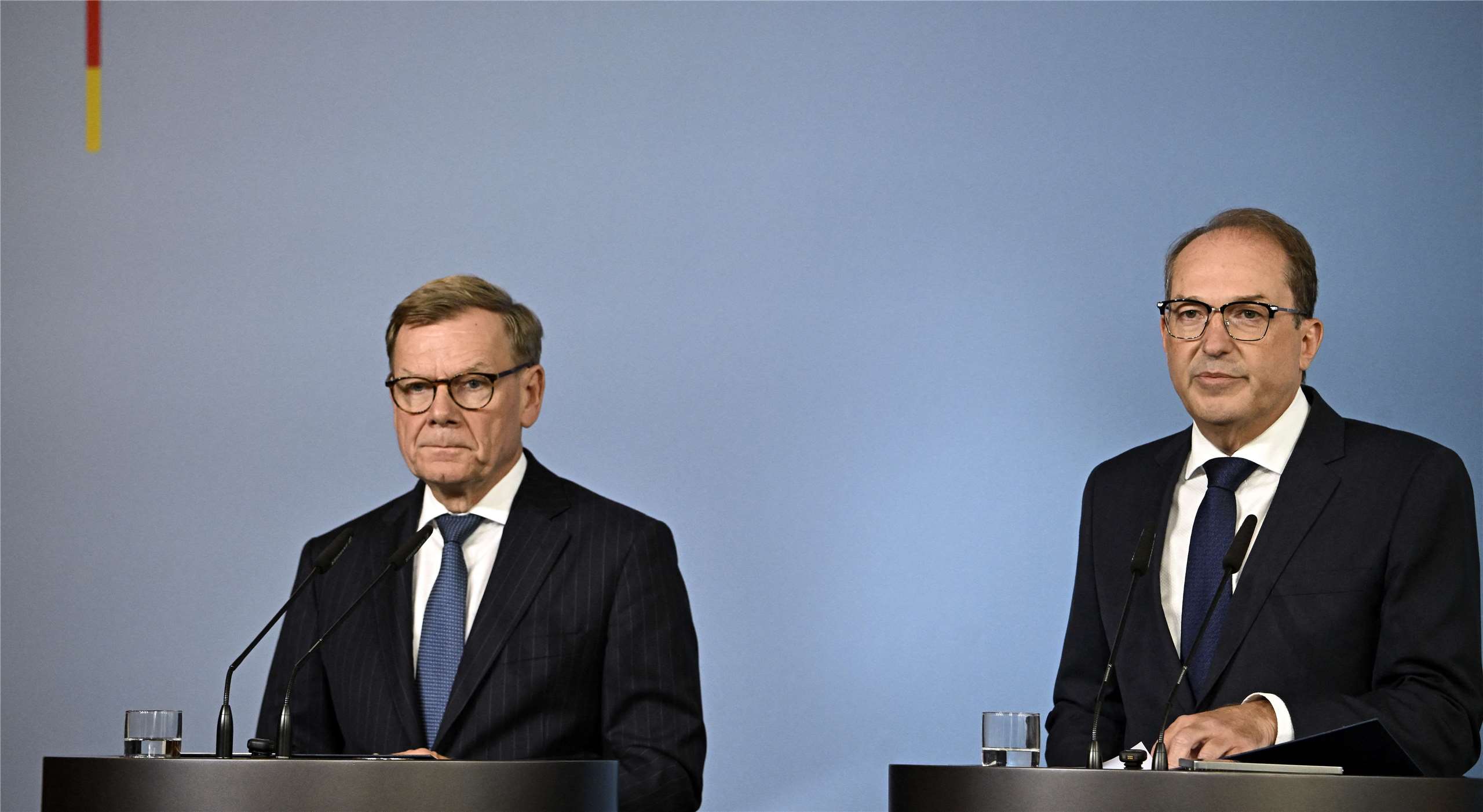 德國內政部長多布林特（Alexander Dobrindt）(右)與外交部長瓦德福（Johann Wadephul）1日共同召開記者會，公布萊比錫－哈雷機場（Leipzig-Halle Airport）混合攻擊的調查結果。