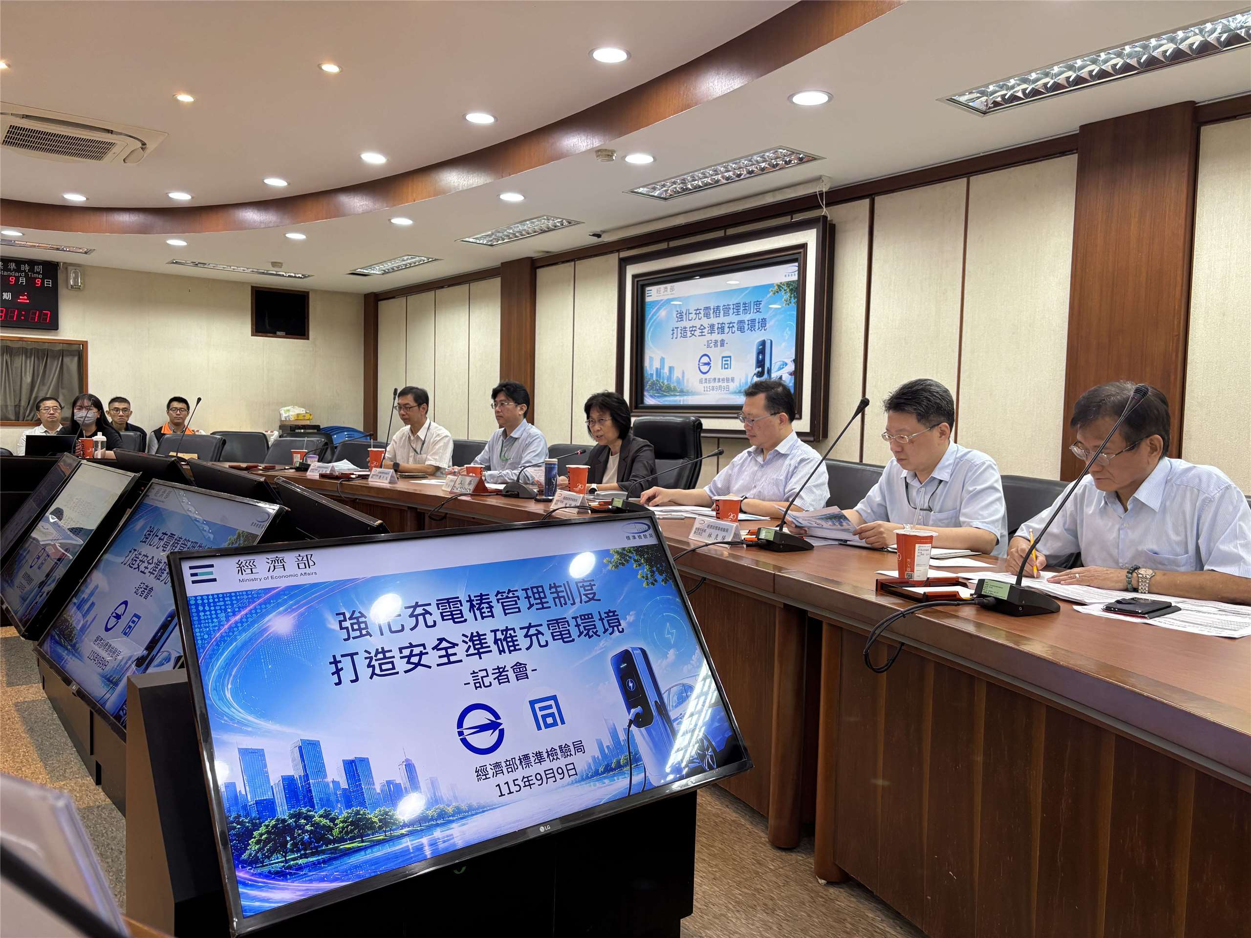 經濟部標準檢驗局今天(9日)表示，30kW以下充電樁已自今年7月1日起由自願性產品驗證轉為強制檢驗；30kW以上至750kW以下充電樁則預計2028年納入強制檢驗。(楊文君攝)