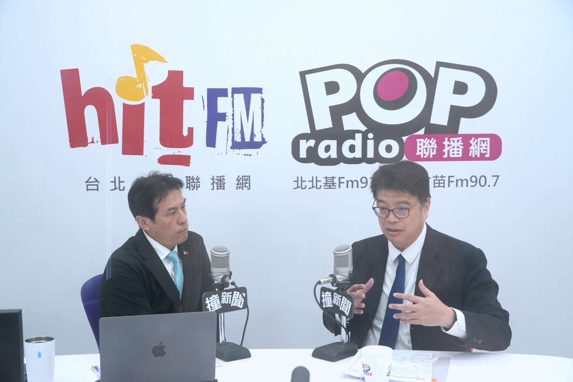 陸委會主委邱垂正(右)22日再度示警台商與台幹、半導體與高科技人才、政治評論者、宗教界人士與公務員赴中具有較高風險。（《POP撞新聞》 提供）