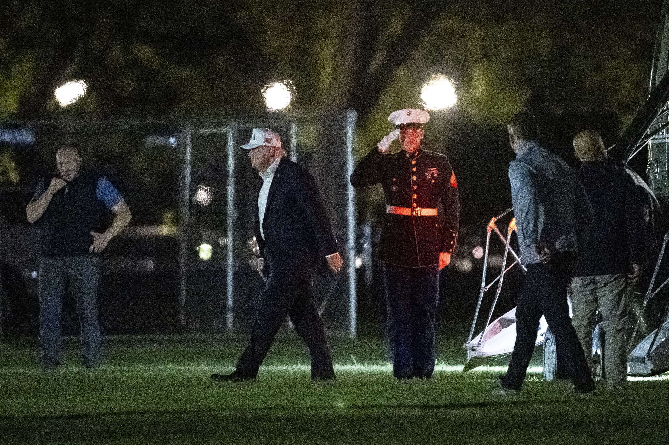 美國總統川普結束在馬里蘭州大衛營（Camp David）週末度假行程，提前返回白宮。