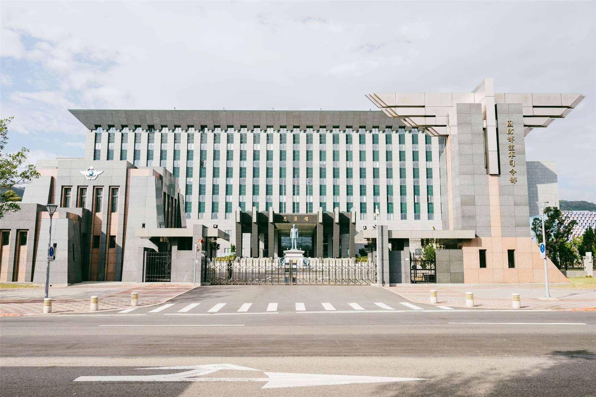 空軍司令部8日表示，空軍清泉崗基地昨晚7時37分於機場周邊發現無人機活動、影響飛航安全，立即通報航警局及飛管單位應處並暫停飛機起降。(圖：維基)