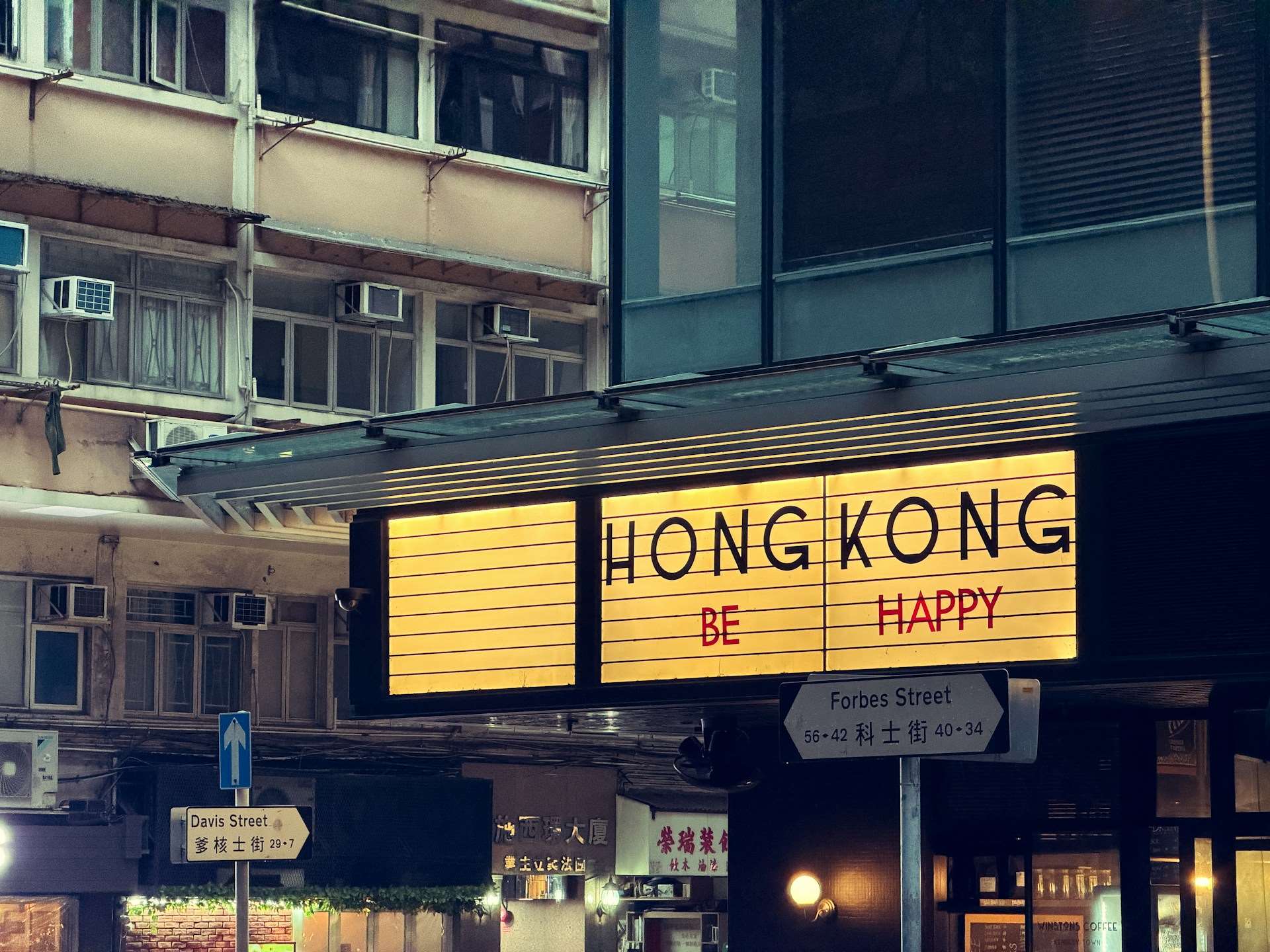 語言當然值得珍惜，香港話也值得保存。但保存語言，不只是記住哪些詞不能說，更重要的是，人們是否還有足夠多自己的詞，去描述正在經歷的世界。(示意圖/Unsplash)