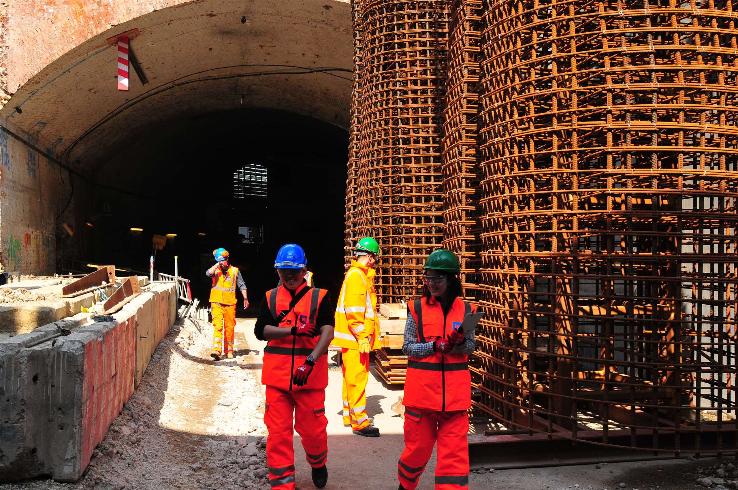 羅明軒建築師( 左邊藍帽在London Bridge Station工作的照片)