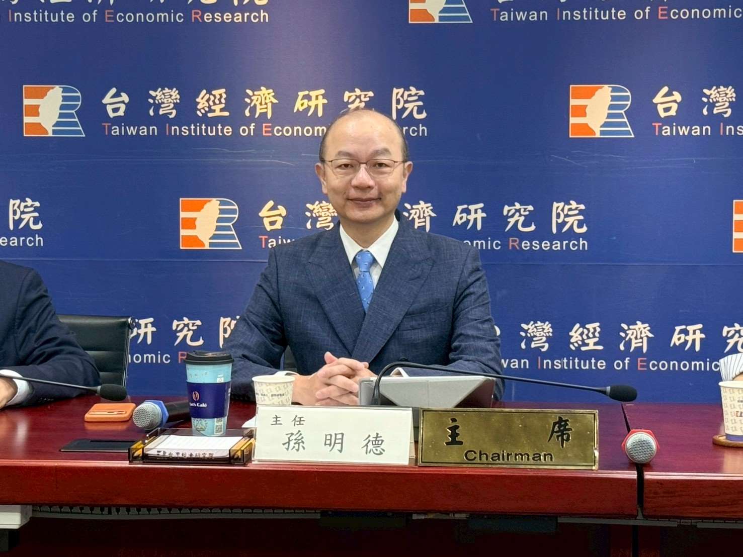 台經院景氣預測中心主任孫明德分析，AI伺服器輸美的兩波出貨高峰已過，成長動能轉由蘋果新機備貨接棒，電子零組件接單成長率超越資通訊產品。(台經院提供)