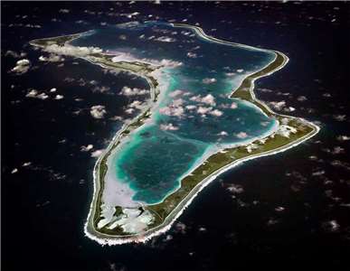 查哥斯群島(Chagos Islands)中迪戈加西亞島(Diego Garcia)的鳥瞰圖。資料照。(U.S. Navy/美聯社/達志影像)