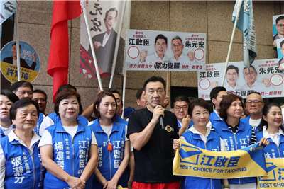 立法院副院長、國民黨立委江啟臣3日上午前往台中市選委會登記參選台中市長，競選總部主委、台中市長盧秀燕、競選總部首席副主委、立委楊瓊瓔以及多位同黨立委、市議員參選人皆到場力挺。(圖：江啟臣競選團隊)
