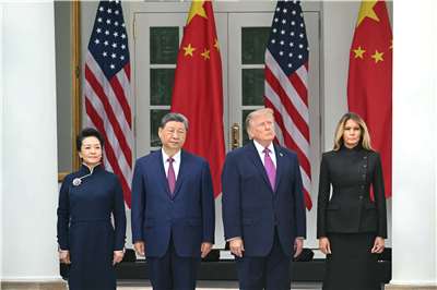 中國第一夫人彭麗媛(左一)、中國國家主席習近平(左二)、美國總統川普(右二)和美國第一夫人梅蘭妮亞(右)在華盛頓白宮玫瑰園觀看閱兵式。(AFP)