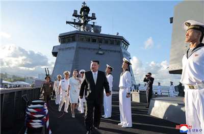 北韓官媒7日報導，新型海軍驅逐艦「姜健號」正式服役，領導人金正恩偕妻女出席該艦入列儀式。(圖:KCNA)