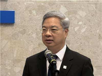 經濟部長龔銘鑫強調，若中小微企業營運因最低工資調漲而受到衝擊，經濟部責無旁貸給予協助。(謝佳興 攝)