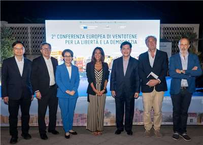 副總統蕭美琴(左三)歐洲議會副議長皮切諾(Pina Picierno，中)等人邀請訪問義大利，外長林佳龍(右三)全程陪同 (圖取自林佳龍臉書)