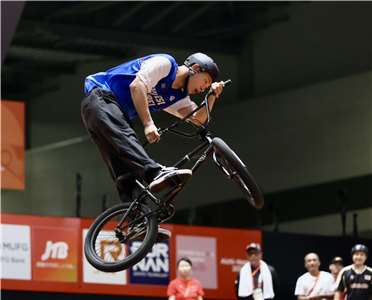 名古屋亞運自由車BMX自由式好手鄭喬鴻26日在男子預賽以平均37.40分如願晉級決賽，續寫台灣第一人紀錄。(中華奧會提供)