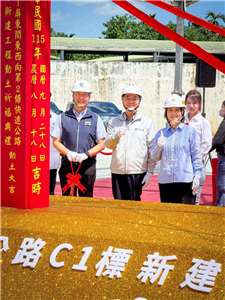 行政院長卓榮泰(中)今天(28日)出席「高雄-屏東間東西向第2條快速公路」動土祈福典禮，左為交通部長陳世凱，右為屏東縣長周春米。(圖取自周春米粉專)