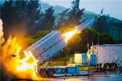 國軍16日至18日一連三天在屏東九鵬基地實施「聯合精準彈藥射擊操演」，除納入雄三反艦飛彈、海馬士多管火箭系統外，陸軍ALTIUS 600M攻擊型無人機也將參演。圖為國軍實施陸基「雄三」飛彈實彈射擊。資料照片(圖:國防部提供)