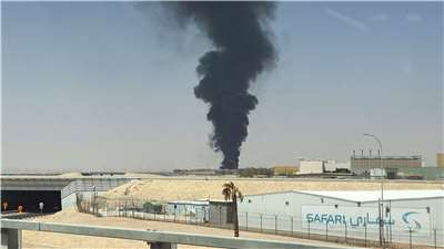 沙烏地首都利雅德(Riyadh)機場附近的一處燃料儲存庫冒出濃煙。