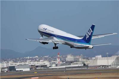 一架日本全日空客機23日晚間原定從沖繩的那霸機場飛往佐賀，卻因為右側發動機失靈而返航，並迫降於那霸機場。圖為ANA，非事故班機，示意圖。(圖：Pixabay)