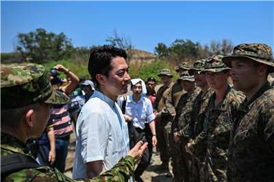 日本防衛大臣小泉進次郎(中)人氣不墜，日媒預期將續留內閣。圖為小泉進次郎在美澳菲日舉行「肩並肩」聯合軍演中視察自衛隊官兵。資料照片(AFP)