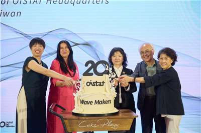 OISTAT 總部移設台灣 20 週年，1日歡喜慶祝。左起OISTAT 國際劇場組織執行長魏琬容（台灣）、OISTAT 國際劇場組織總裁 Aby Cohen（巴西）、文化部政務次長李靜慧、國家表演藝術中心董事長楊其文、國家兩廳院藝術總監邱瑗。(OISTAT 國際劇場組織總部提供)
