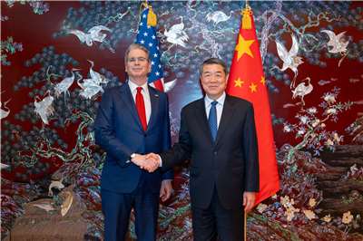 美國財政部長貝森特(Scott Bessent)(左)與中國國務院副總理何立峰將在川習會前舉行會前會。圖為兩人2026年5月13日在南韓會談。資料照片。