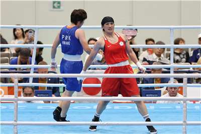 台灣拳擊女將陳念琴29日在名古屋亞運女子65公斤級4強賽贏下關鍵一戰後，陳念琴沒有讓自己太過亢奮，只在擂台上滑了一下最近在網路上很夯的「閃身步」小小慶祝。(中華奧會提供)