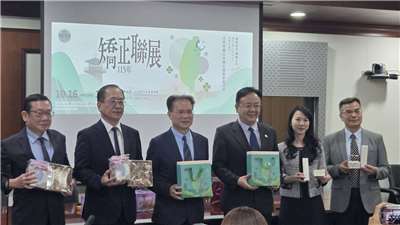 法務部舉行記者茶敘，法務部次長黃謀信（左三）、矯正署副署長蘇維闊（右一）等人說明矯正聯展10月將於台中登場，屆時不僅鐵窗牌美食集結，更首邀日本矯正協會參展，邀請民眾一同見證矯正教化的成果。（劉玉秋攝）
