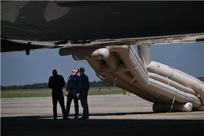 美國總統川普9日搭乘卡達贈送的「空軍一號」(Air Force One)專機準備離開華盛頓前往德州，登機前一條緊急逃生滑梯意外展開。