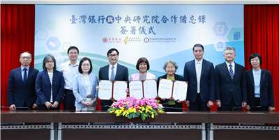 中央研究院台灣史研究所、經濟研究所18日與台灣銀行簽署合作備忘錄，未來三方將針對台銀所藏二戰後的文獻資料，展開數位典藏。中研院經濟所所長張俊仁（左5）、台銀董事長凌忠嫄（右5）、中研院台 史所所長鍾淑敏（右4）代表簽署。(圖/台銀提供)