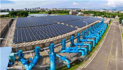 台水表示，目前已建置135處太陽光電設施及3處小水力發電系統，年發電量合計突破1億度，可供約2.4萬戶家庭全年用電。圖為大湳淨水場太陽光電設施。(圖：台水官網)