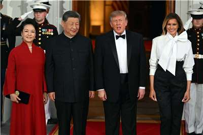 中國第一夫人彭麗媛、中國國家主席習近平、美國總統川普和美國第一夫人梅蘭妮亞在白宮北門廊台階上合影，準備參加國宴。(AFP)