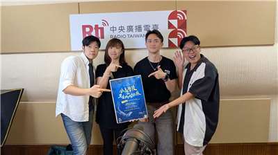 主持人亞特(左一)、佑仁(右一)與來賓果陀劇場仰瑄(左二)、正民(右二)