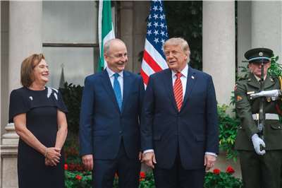 美國總統川普12日在都柏林與愛爾蘭總理馬丁(Micheal Martin)會晤。(圖:X@MichealMartinTD)