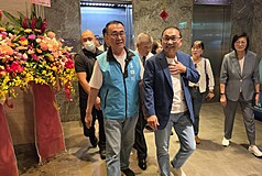 李四川競選辦公室晚間宣布，4日侯友宜將陪同登記，感謝侯友宜一路以來全力相挺。圖為市長侯友宜（前右）與國民黨參選人李四川（前左）。(圖:中央社)