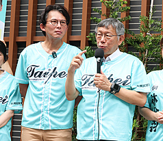 台灣民眾黨主席黃國昌（左）、創黨主席柯文哲（右）1日陪同「民眾台北隊」登記參選並接受媒體聯訪，回應竹北市長選舉藍白合等時事。