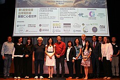 第5屆聖保羅台灣電影展開幕式後，聖保羅大學醫學院代表青木教授（左7）、各國駐聖保羅外交代表策展人謝如欣（右5）與導演舒夢蘭（左3）等貴賓合影留念。