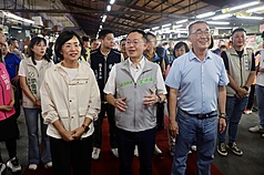三重果菜市場1日舉行中元普渡，民進黨新北市長參選人蘇巧慧（前左）、國民黨新北市長參選人李四川（前右）皆到場參加，民進黨立委李坤城（前中）笑說，站C位比較不好意思。
