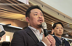 勞動部長洪申翰（前）1日受訪說，9月在中國南京舉
行的亞太經濟合作會議（APEC）人力資源發展部長
會議，「我會來出席」。