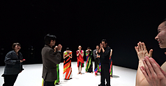 雲門舞集在芬蘭赫爾辛基藝術節首演經典舞作「十三聲」，4場門票秒殺。首演結束後，駐芬蘭代表林昶佐（左2）到舞台向舞者們致意。