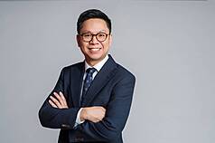 渣打集團大幅上修台灣2026年經濟成長率預測至11.5%，圖為渣打集團大中華及北亞區資深經濟學家胡東安。（渣打集團提供）