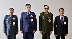 PD
軍人節表揚獲獎代表
國防部2日舉行「115年軍人節暨全民國防教育日表揚
活動」，圖為4位獲表揚代表合影，左起為國軍模範
團體陸軍航空第602旅突擊直升機作戰隊隊長龔育
霖、國軍楷模吳志謙、全民國防教育傑出貢獻獎得主
賴淯霖及後備輔導幹部楷模姜文郎。
中央社記者王飛華攝　115年9月2日